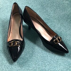 Joan & David Elegant Black patent leather Pumps with Gold Chain Accent